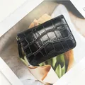 Mini porte-cartes en cuir noir motif crocodile avec fermeture éclair dorée - Noir