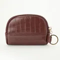 Mini shell-shaped coin purse in burgundy crocodile pattern faux leather with gold keychain - Coffee