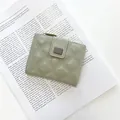 Portefeuille court matelassé vert clair pour femme avec boucle et fermeture éclair dorée - Vert