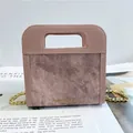 Bolso bandolera rosa con textura vaquera, cadena dorada y texto Forever Sunshine - Rosa Loto