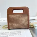 Mini bolso bandolera de mezclilla marrón y cuero con cadena dorada para mujer - Marrón