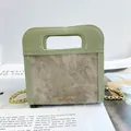 Bolso bandolera de patchwork verde salvia y beige con elegante cadena de oro - Verde
