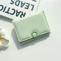 Petit portefeuille femme en similicuir vert menthe avec un bouton-pression fleur - Vert