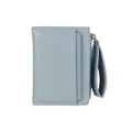 Cartera compacta azul claro con cremallera, textura de grano cruzado y correa - Azul