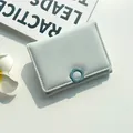 Petit portefeuille femme en cuir PU bleu clair avec un fermoir bouton pression fleur - Bleu