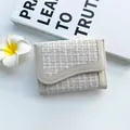 Elegante beige tweed minimalistische portemonnee voor dames met golvende flap en klein formaat - Wit
