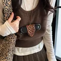 Elegante funda de gafas con estampado de leopardo llevada como accesorio de cuello - Clip de Gafas Magnético / Leopardo Marrón