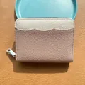 Portamonete bicolore in pelle beige e rosa con trama litchi e scomparti interni - Rosa