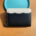 Portamonete bicolore in pelle nero e beige con tasca a forma di onda elegante - Nero