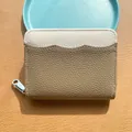 Portamonete minimalista in pelle beige e marrone con bordo a onde e zip silver - Cachi