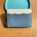 Portamonete corto minimalista con cerniera in pelle bicolore grigio e beige - Blu