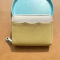 Portamonete compatto in pelle martellata gialla e bianco panna con zip in argento - Giallo