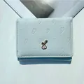 Portefeuille court à trois volets bleu menthe avec motifs carottes et breloque lapin - Bleu