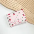 Niedliche rosa Geldbörse mit Erdbeermuster, Schleifendruck und Strawberry-Lederetikett - Hellrosa