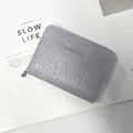Portafoglio viola lavanda con trama litchi e logo Classic Star su sfondo di rivista - Viola Chiaro
