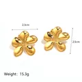 Detail of 18K gold plated flower earrings with texture and dimensions 2.3x2.5cm - Flower Shape (JC-250430-1-3)