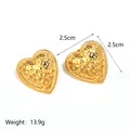 Detail of 18K gold-plated heart earrings with hammer texture and 2.5cm diameter measurement - Heart Shape (JC-250430-1-4)