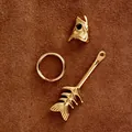 Set porte-clés arête de poisson en or poli avec pendentif rétro sur fond de cuir - Or
