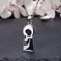 Collar con colgante de calavera gótica en plata y esmalte negro en marco de cerradura - Estilo Calavera Plateada Ojo de Cerradura