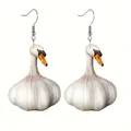 Orecchini creativi a forma di cigno e aglio con becco arancio su fondo bianco - Orecchini anatra aglio (singola faccia)