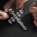 Colgante de cruz de calavera punk gótico plateado en superficie de madera rústica - Solo colgante