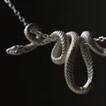 Minimalistische slangenhanger ketting met schubtextuur aan fijne metalen schakel - Zilver