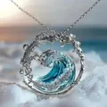 Makroaufnahme von Wellen-Halskettenanhänger mit blauem Emaille und Zirkonia - Silberne Halskette