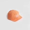 Nahaufnahme der orangefarbenen Baumwoll-Baseballkappe mit weißem PLAY GAME Stickereidetail - Hutumfang 52cm / Orange