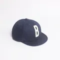 Detailopname van de donkerblauwe katoenen pet met witte B-patch en zachte klep - Hoedomtrek 54cm / Marineblauw (Letter B)