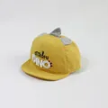 Detail der gelben Kinder-Baseballkappe mit DINO-Stickerei und grauen 3D-Dinosaurierflossen - Gelb