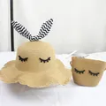 Dettaglio di cappello di paglia per bambini e borsa coordinata con ricamo di ciglia e orecchie - Solo borsa (circa 12x14cm) / Occhi chiusi - Cachi