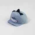 Detailansicht der hellblauen Baby-Sonnenmütze mit 3D-Dinosaurierflossen und Dino-Stickerei - Blau