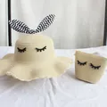 Dettaglio set cappello e borsa in paglia con ciglia decorative e fiocco a zig-zag - Solo borsa (circa 12x14cm) / Occhi chiusi - Beige