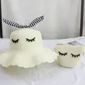 Dettaglio del set cappello e borsa in paglia con ciglia decorative e orecchie di coniglio - Solo Borsa / 12x14cm / Occhi Chiusi - Bianco Crema