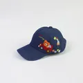 Detailansicht der Bären-Stickerei auf dunkelblauer Denim-Baseballkappe für Kinder - Einheitsgröße(Einstellbar) / Dunkelblau