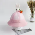 Dettaglio cappello parasole rosa in rete per neonati con coniglietto e carote di peluche - Il Coniglietto Rosa Ama Le Carote