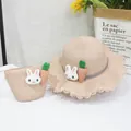 Detalle de sombrero de paja para niños y bolso a juego con decoración de conejo - Bolso Individual / Rosa Claro
