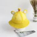 Dettaglio di cappello giallo per bambini con rete traspirante e decoro anatra 3D - Anatra Gialla