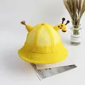 Dettaglio cappello da sole giallo per bambini con corna di giraffa 3D e tessuto a rete - Giraffa Gialla