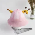 Dettaglio cappello sole rosa per bambini con corna di giraffa gialle in alto - Rosa con Giraffa