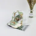 Detail der Pailletten-Basecap mit grün-gold-silbernem geometrischem Muster auf weißem Netz - M Erwachsene Verstellbar / Weiße Pailletten Baseballkappe