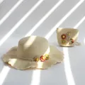 Detail of kids straw sun hat and matching bag set with colorful floral decorations - Hat And Bag Kids Set / Beige