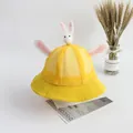 Dettaglio del cappello da sole giallo per bambini con rete traspirante e orecchie di coniglio morbide - Coniglio Giallo Dalle Orecchie Lunghe
