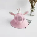 Dettaglio cappello da sole rosa per neonati con rete traspirante e orecchie da coniglio - Coniglio Rosa Dalle Orecchie Lunghe