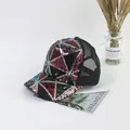 Details bunter geometrischer Pailletten an einer atmungsaktiven Mesh-Trucker-Mütze - M Erwachsene Verstellbar / Lila Pailletten Schwarze Baseballkappe