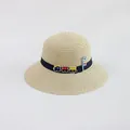 Dettaglio cappello di paglia bimbo con trama beige e decorazione a forma di trenino - Beige-Auto Semaforo