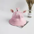 Dettaglio del cappello da sole rosa per bambini in rete con simpatico decoro in peluche - Volpe Dalle Corna Rosa