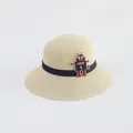 Dettaglio della trama del cappello di paglia beige con nastro blu e patch robot - Beige-Robot