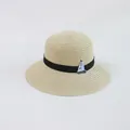 Dettaglio ravvicinato del cappello di paglia con nastro nero e ricamo a barca - Beige-Barca a Vela