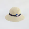 Dettaglio di un cappello di paglia per bambini con nastro blu e ricamo a forma di razzo - Beige-Razzo